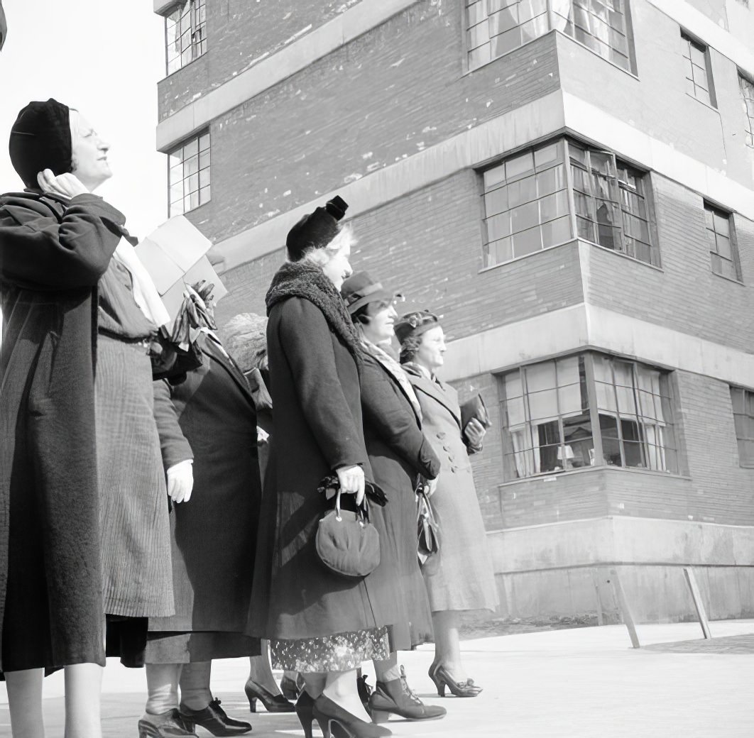 Women waiting for a bus, 1935.