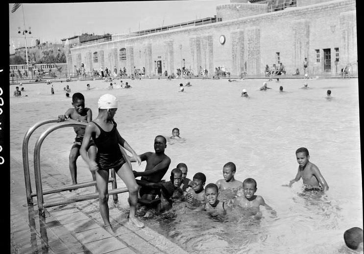 Colonial Park Swimming Pool in Harlem, 1939.