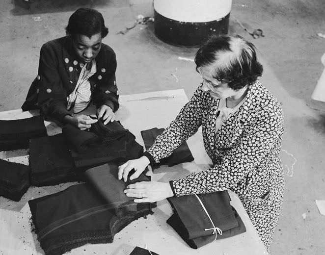 Folding clothes, 10th Ave & 36th St, 1937