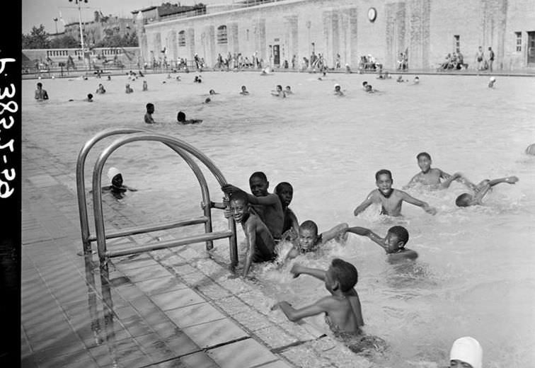 Children in Colonial Park swimming pool, 1939