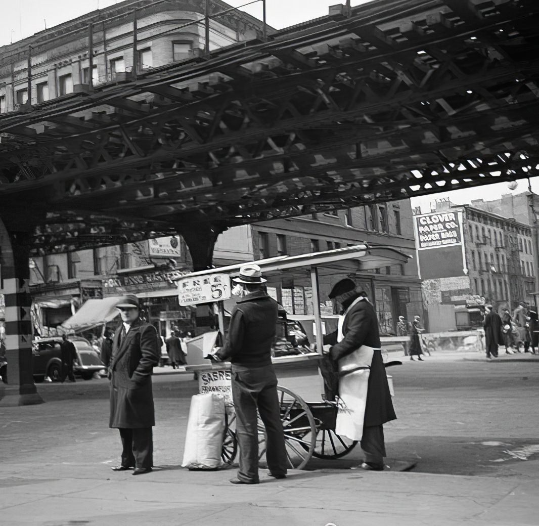 Sabrette hot dog stand, 1936.