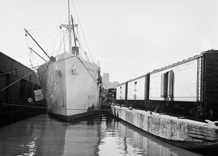 Unloading bananas, 1938