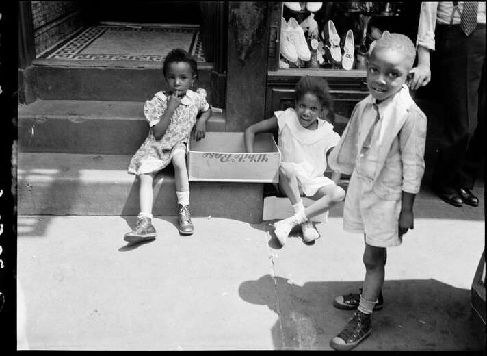 Children on a Harlem doorstep, 1939