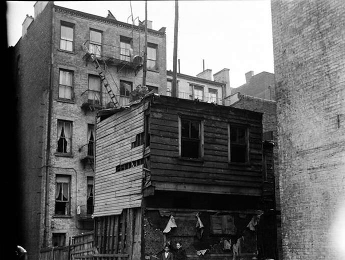 Wooden rear house, 1936.