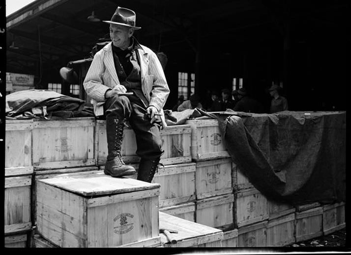 Fulton Fish Market: Packing for retail, 1938.