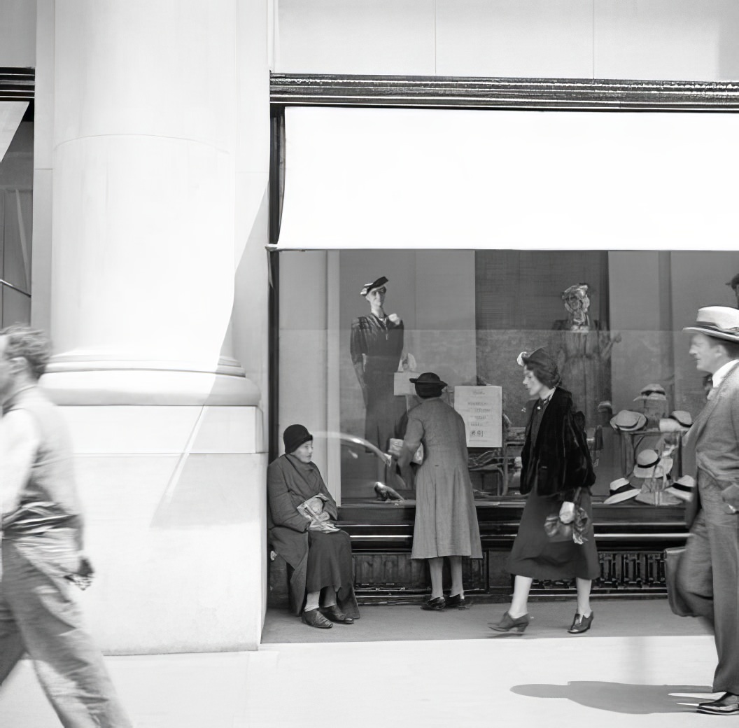 Window shopping, 1935.