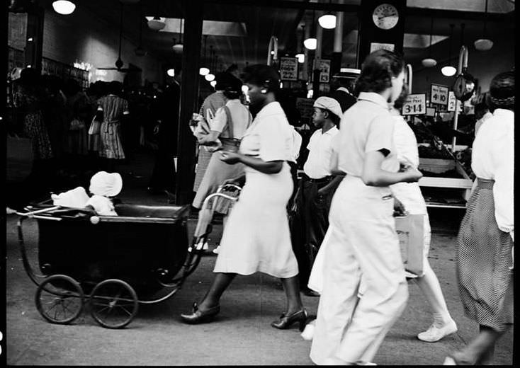 Mother with baby carriage in Harlem, 1939.