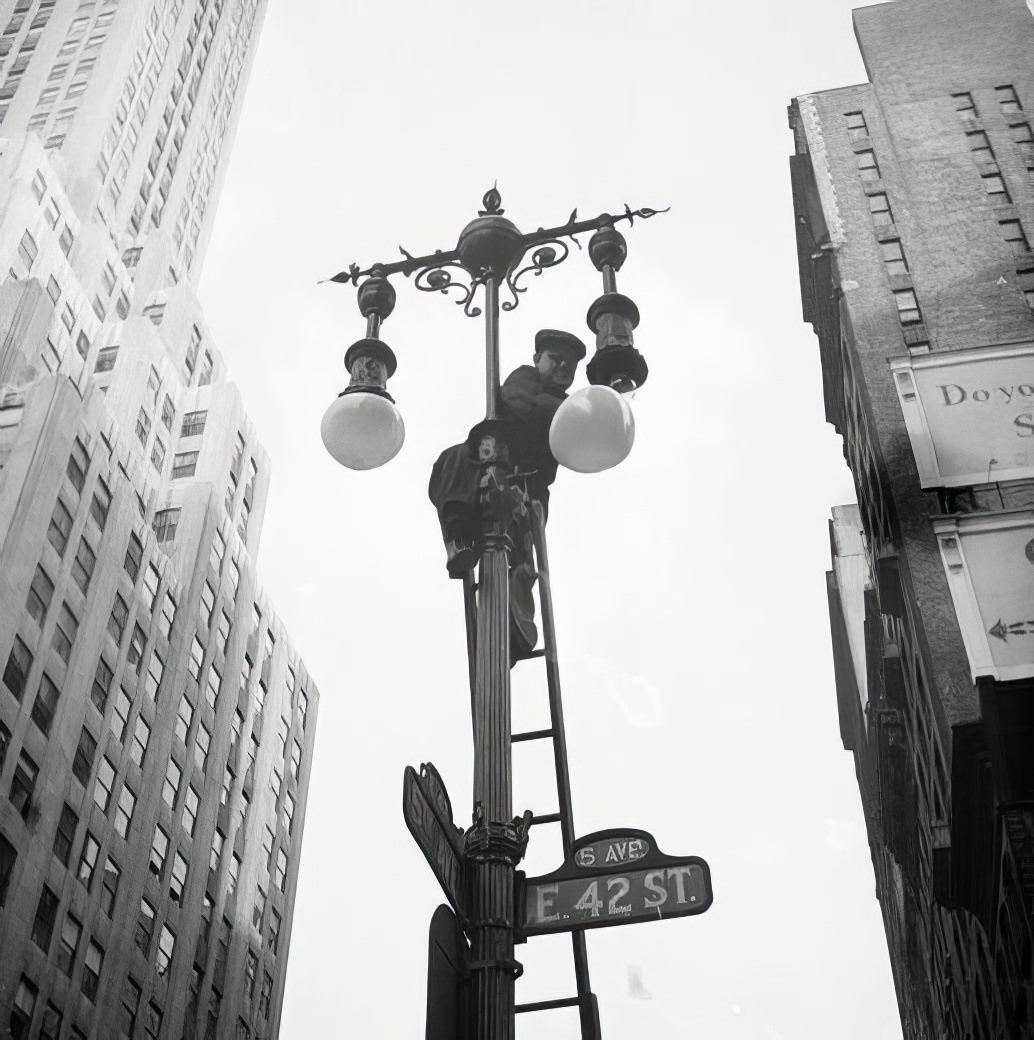 Lamp cleaner on 42nd Street and 5th Avenue, 1940.