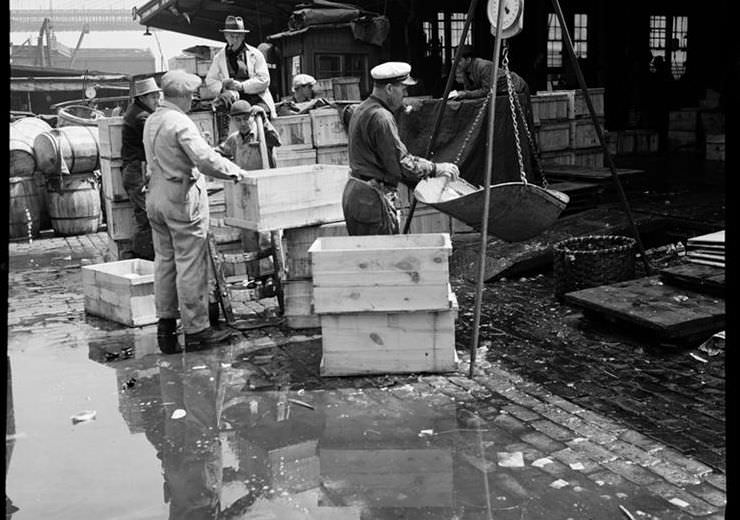 Fulton Fish Market: packing for retail, 1938.