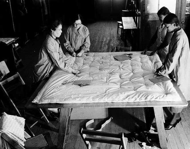 Quilt on 10th Avenue and 36th Street, 1937.