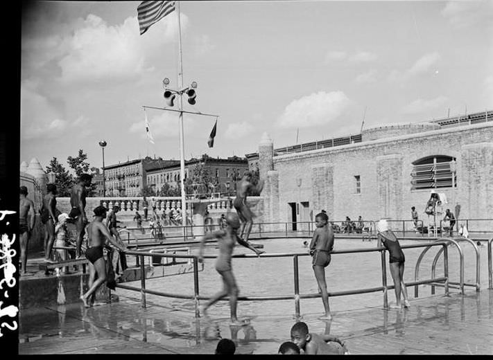 Children at Colonial Park pool, 1939.