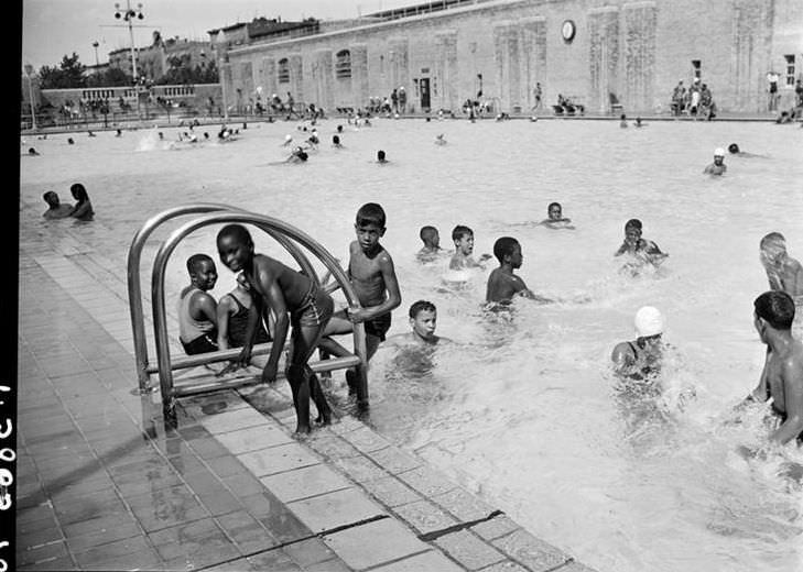 Children at Colonial Park pool, 1939.