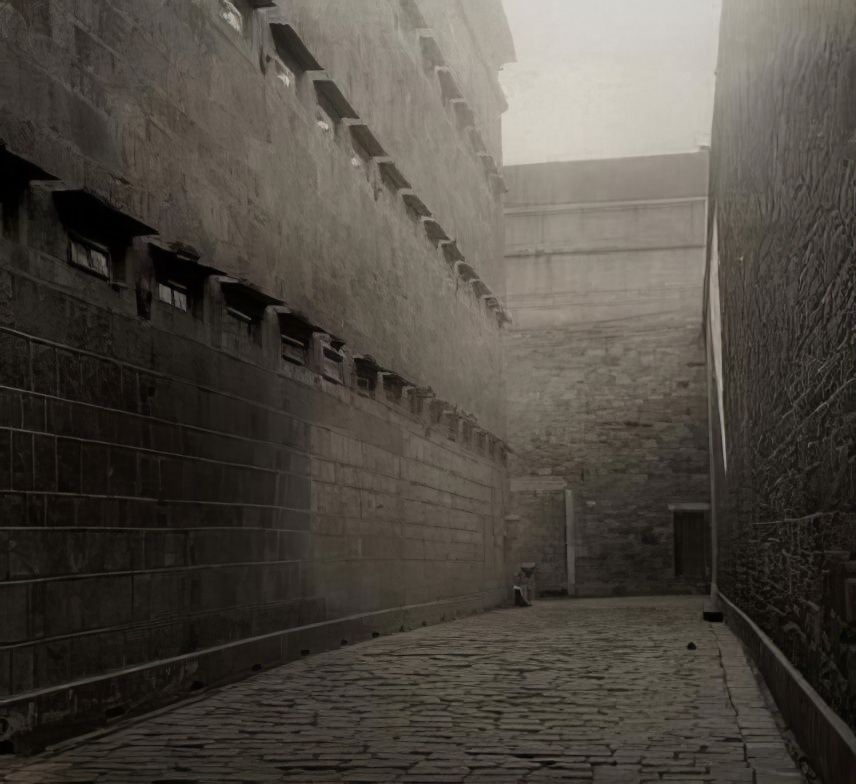 Mulberry Street jail yard, 1895.