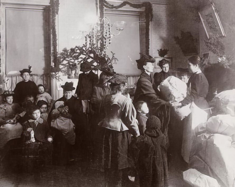 Christmas gifts at 48 Henry Street, 1900.