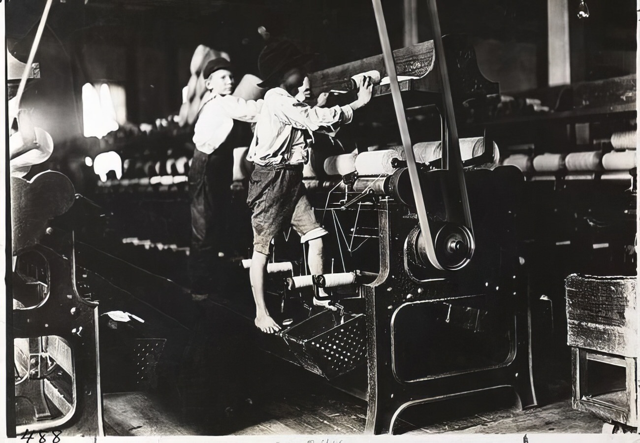 Young cotton mill operators, 1910s.