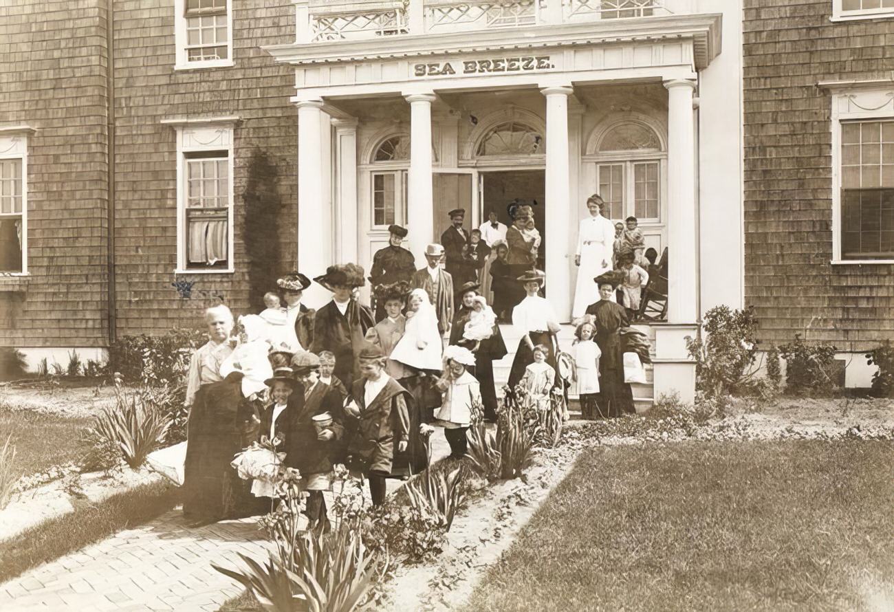 Leaving for the city after their holiday, circa 1895.