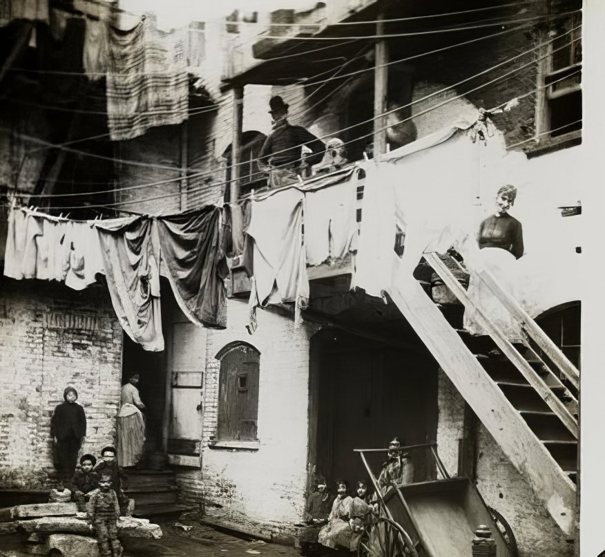 A court at No. 24 Baxter Street, 1890s.