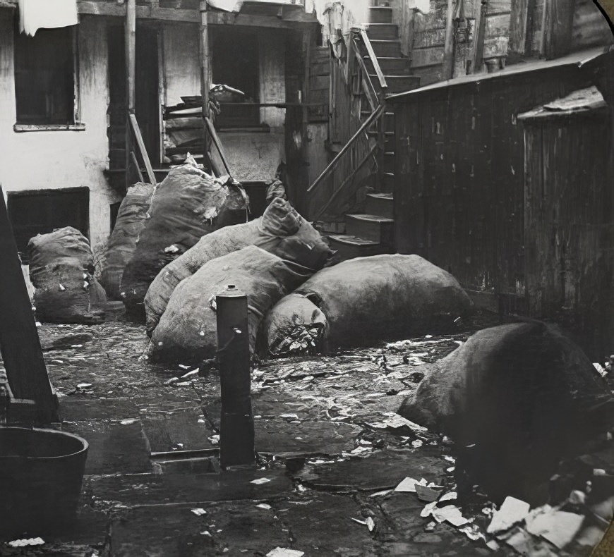 Bottle Alley, Baxter Street, 1890s.