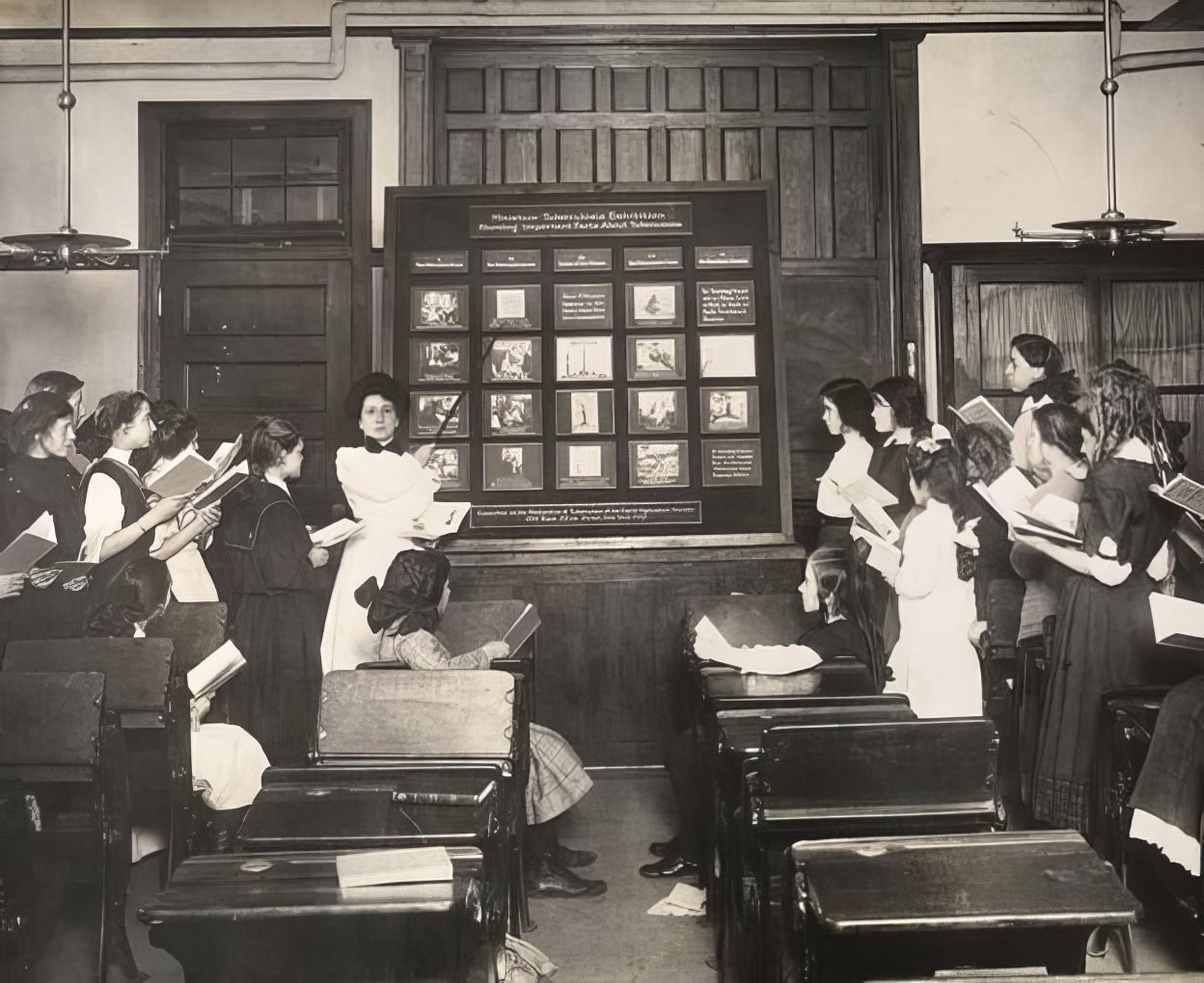 Girls learning about tuberculosis, 1900.