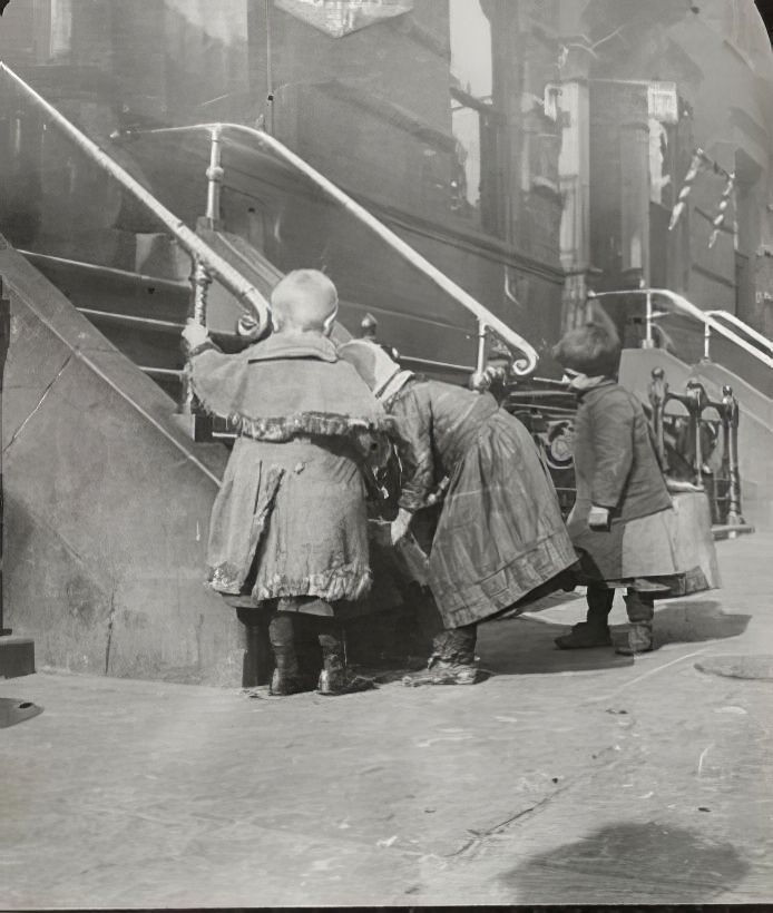 Children playing at stoop, Lower East Side, 1900.