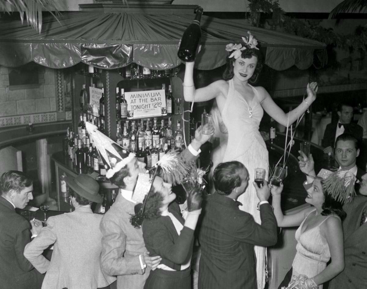 Jacqueline Dahdia entertaining guests at Havana Madrid on New Year's Eve, 1939.