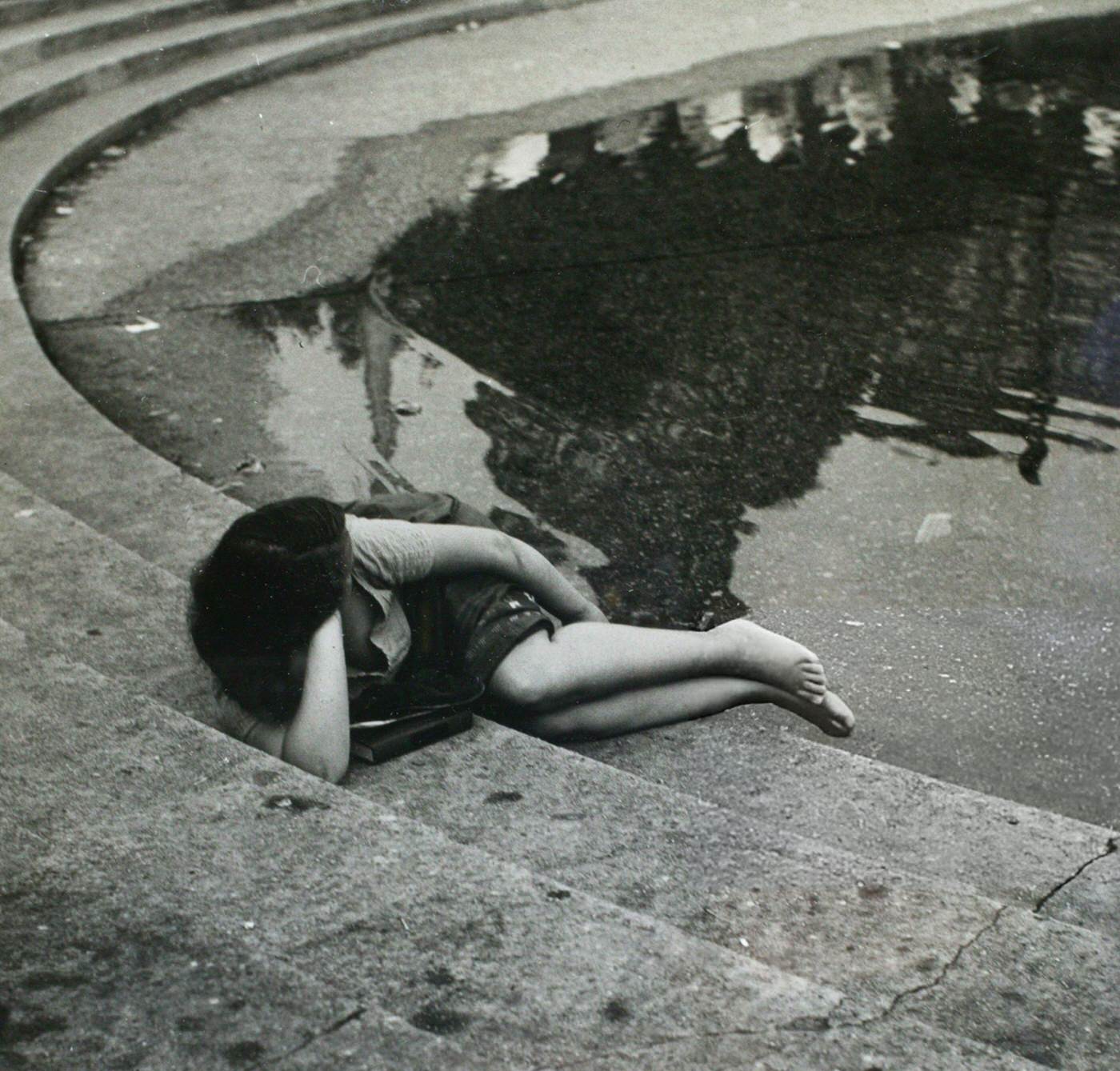 The fountain in Washington Square Park, 1950s.