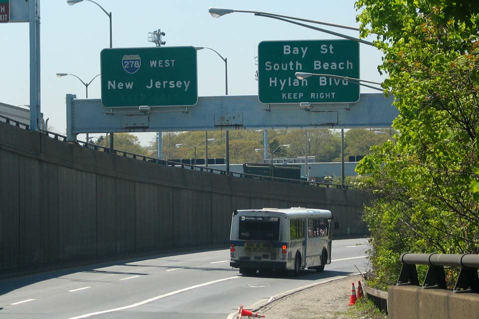 NYCTA No. 6213 exiting the Verrazano Narrows Bridge in Staten Island, 2004.