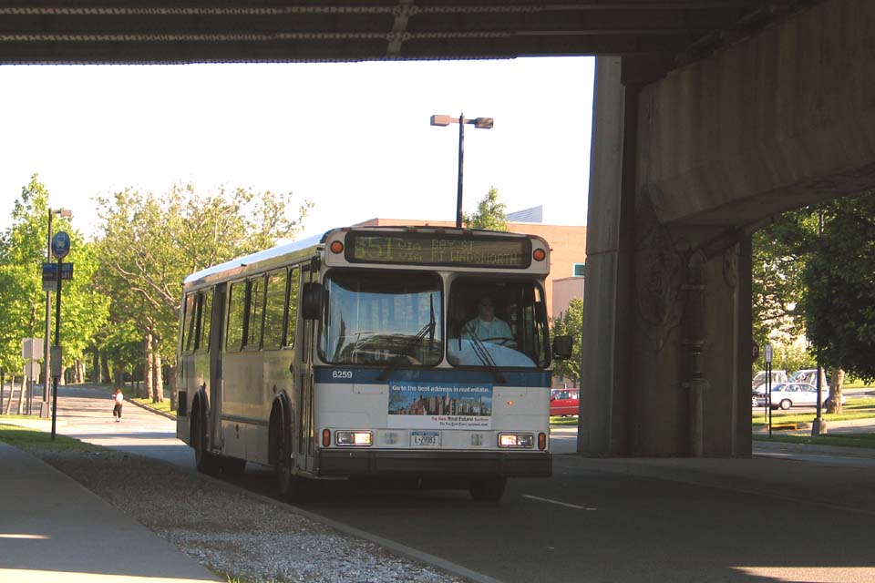 NYCTA No. 6259 working route S51 at New York Avenue & Marshall Road in Fort Wadsworth, 2004.