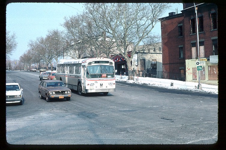 NYCTA No. 1900, leased from WMATA, at Victory Boulevard.