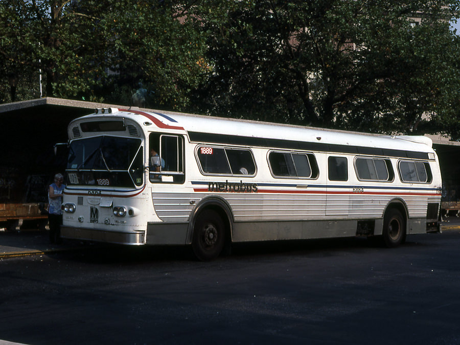 NYCTA No. 1889, leased from WMATA, working route S109 at Bay Street & Stuyvesant Place.