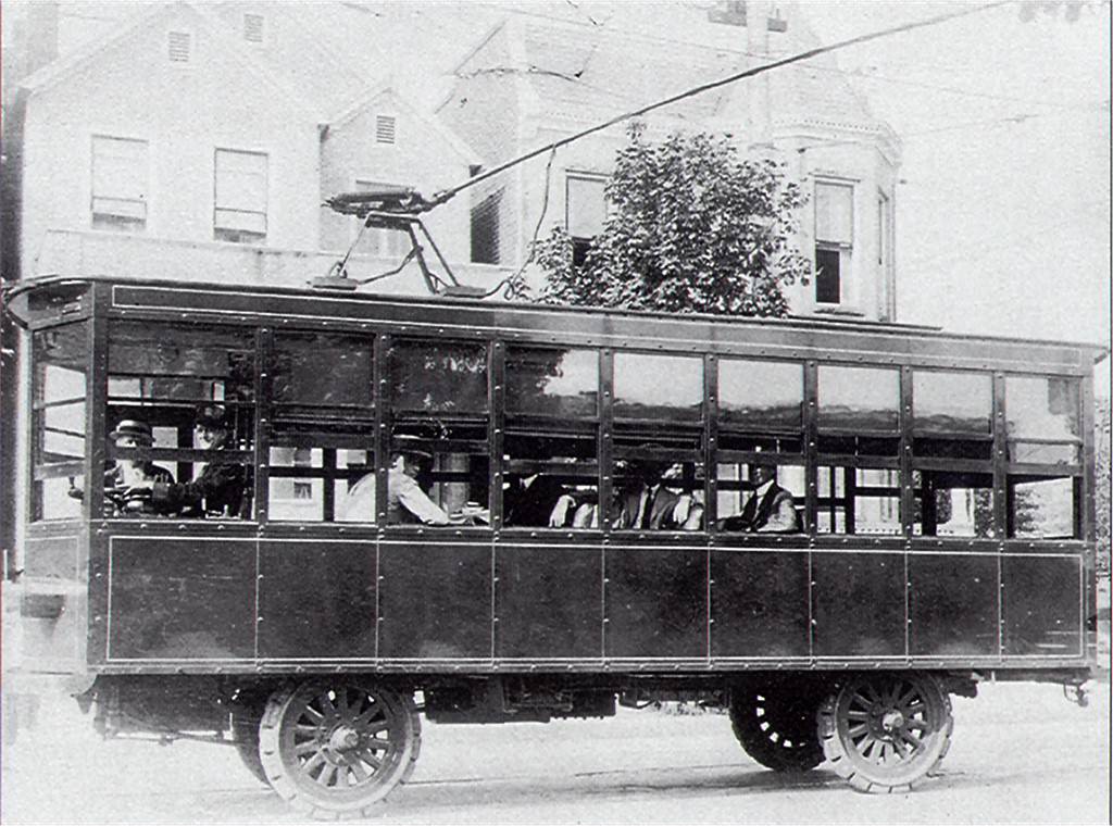 A 1921 Atlas trackless trolley on Staten Island, 1920s.