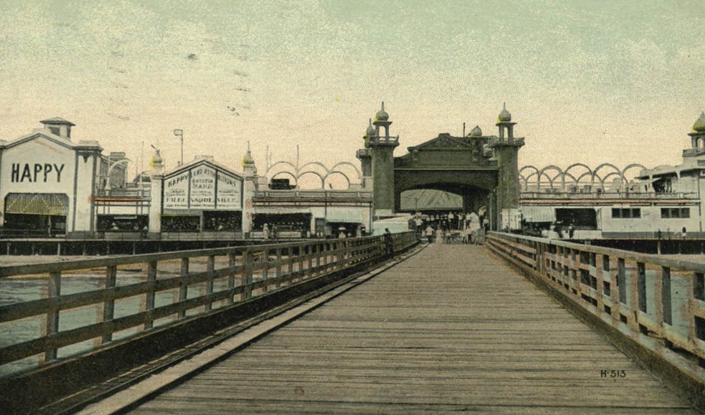 Pier Entrance to Happyland, South Beach, 1900s.