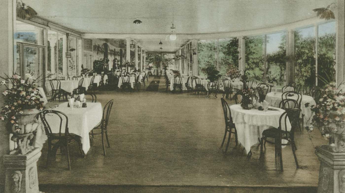 Dining Room of Rigali's Hotel, Arrochar, Staten Island, 1900s.