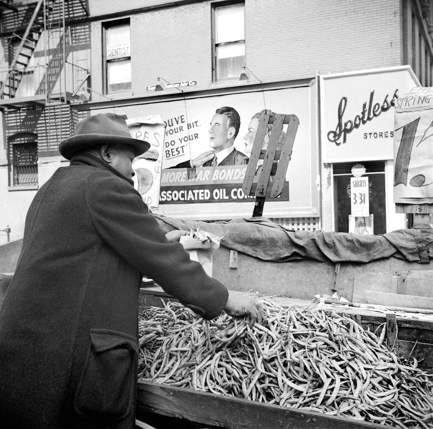 Street vendor, Harlem, 1943.