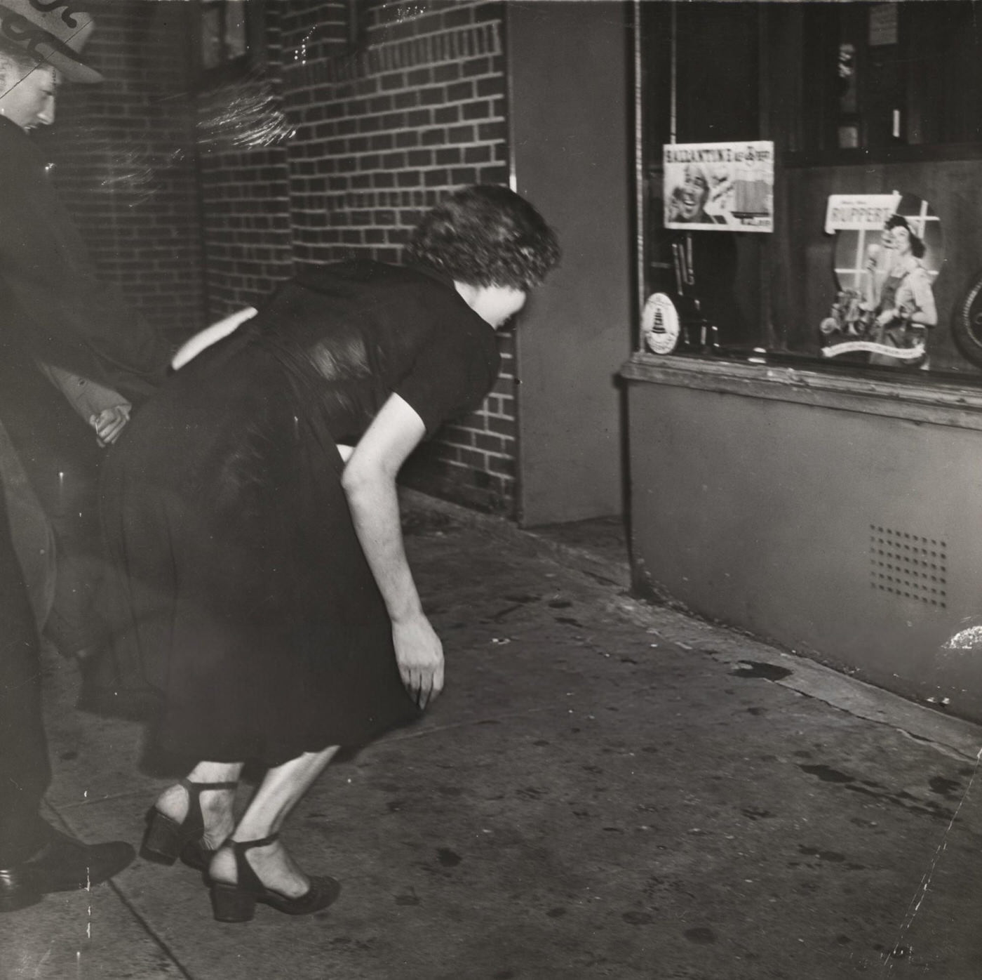 Woman and man shooting craps on a Harlem sidewalk, 1943.