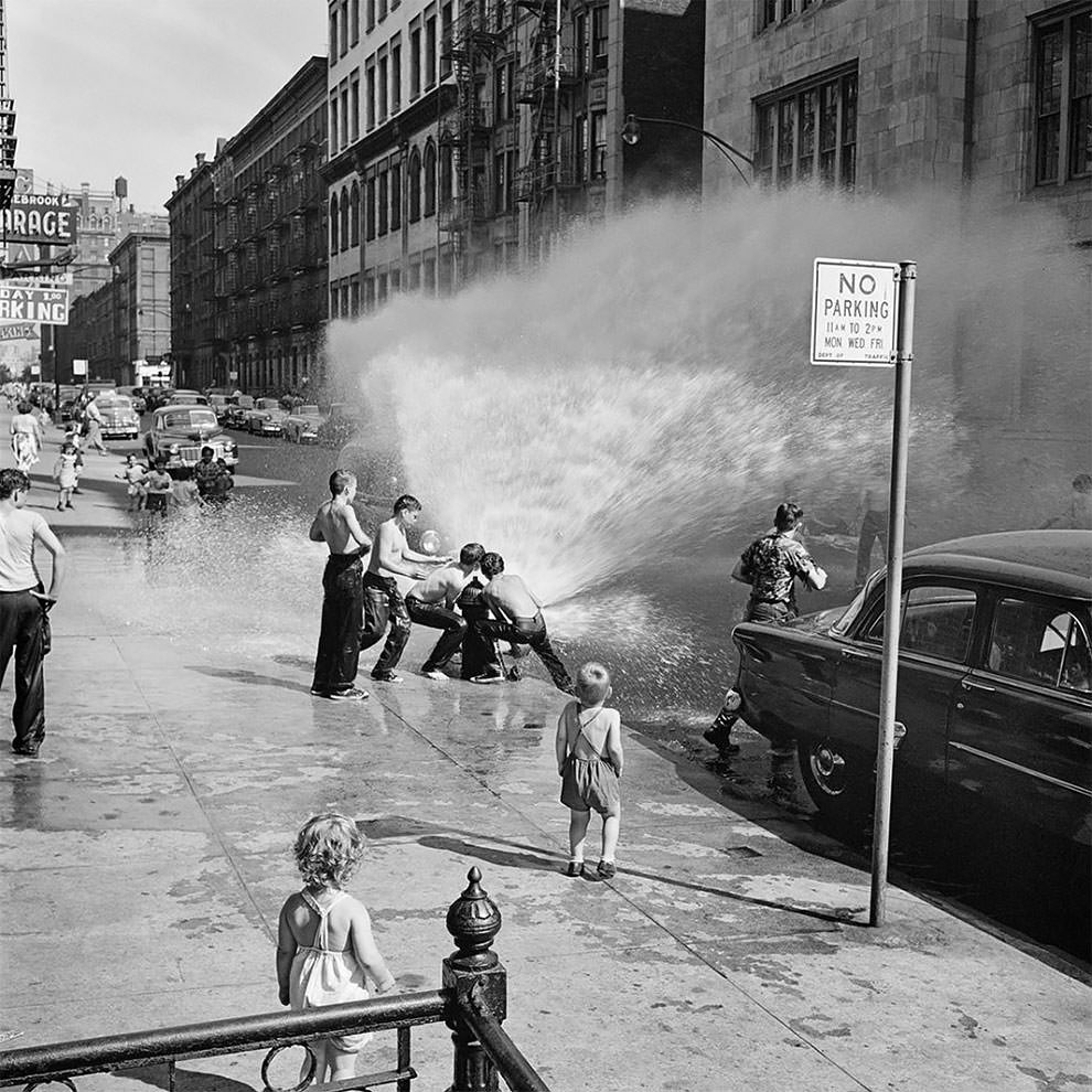 Vivian Maier's 1950s New York: Capturing the City in Motion Through Her Timeless Photography