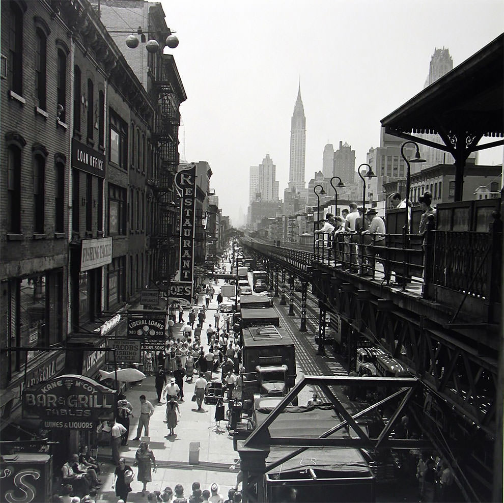 Vivian Maier's 1950s New York: Capturing the City in Motion Through Her Timeless Photography