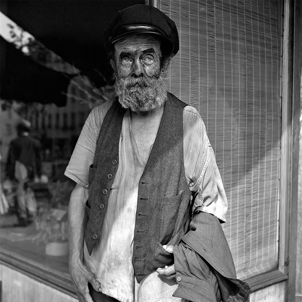 Vivian Maier's 1950s New York: Capturing the City in Motion Through Her Timeless Photography