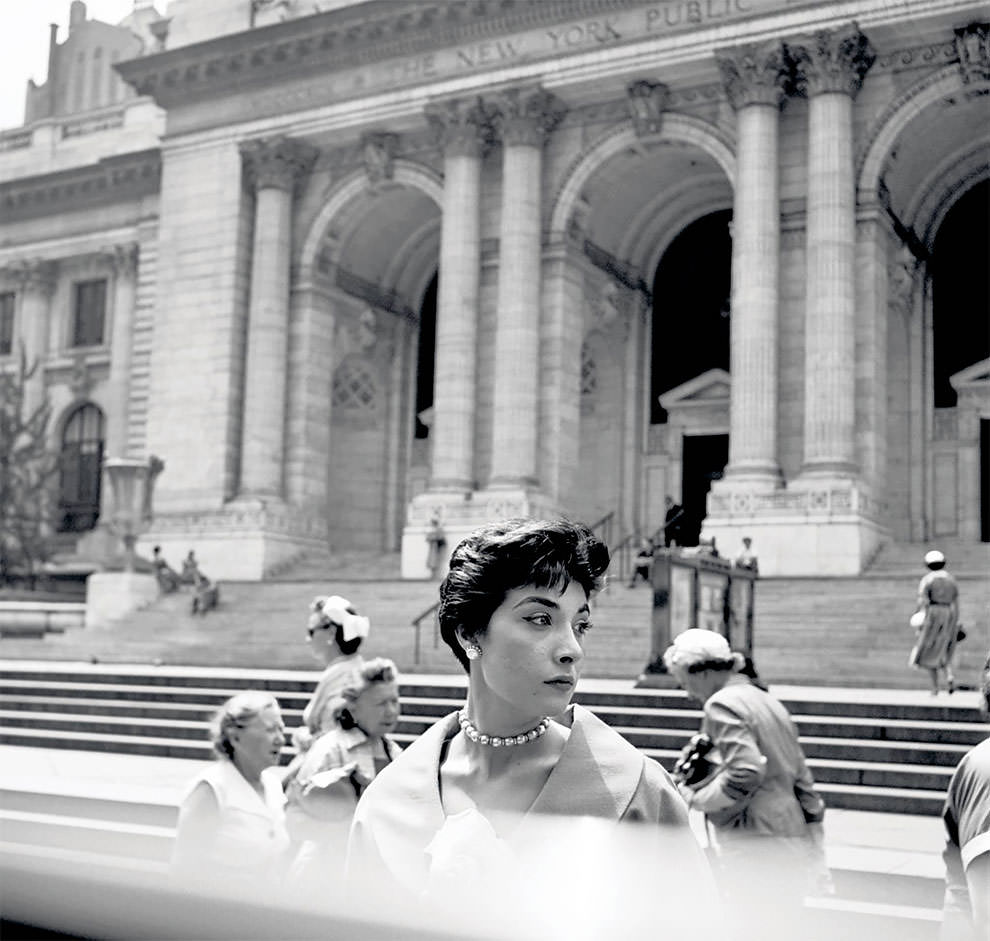 Vivian Maier's 1950s New York: Capturing the City in Motion Through Her Timeless Photography