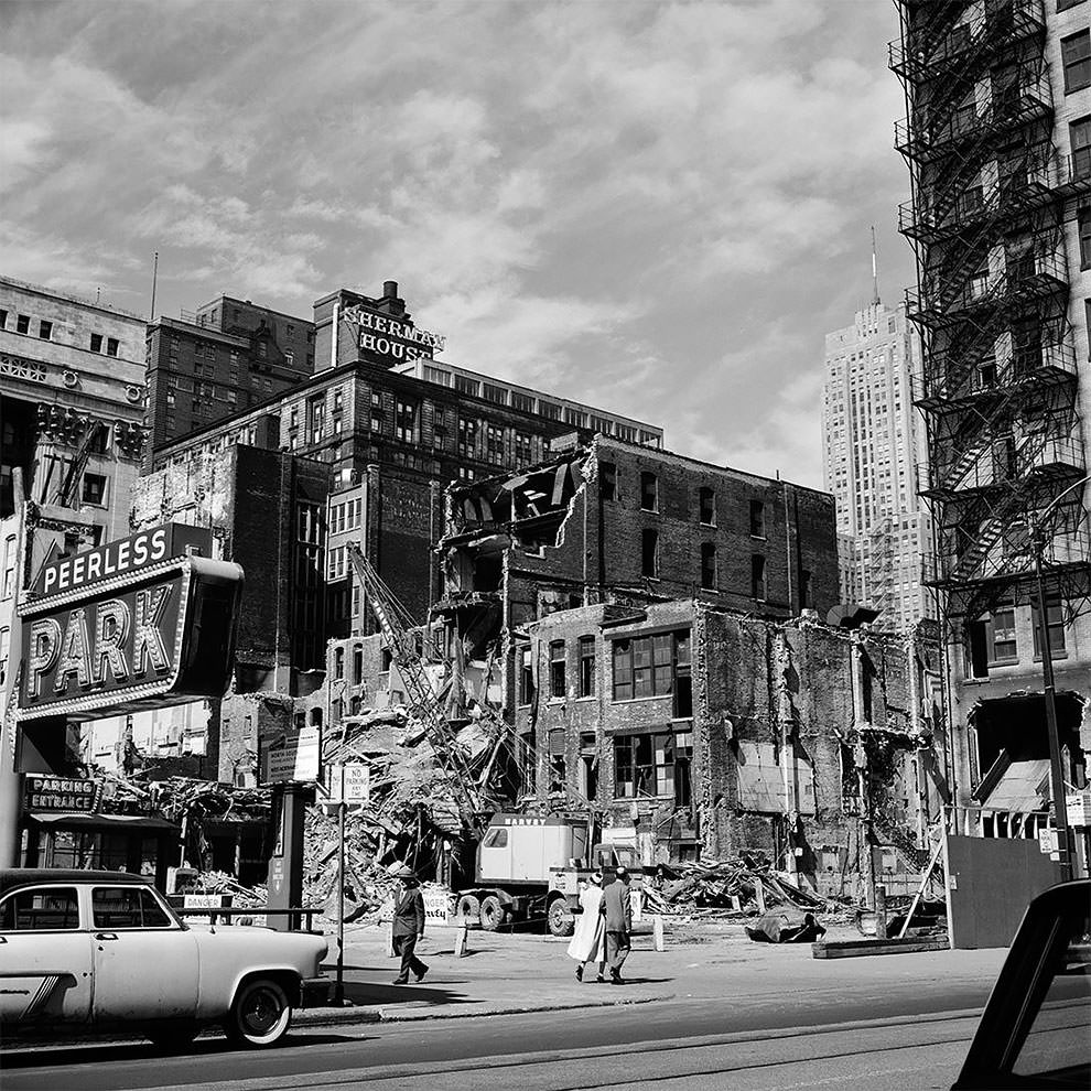Vivian Maier's 1950s New York: Capturing the City in Motion Through Her Timeless Photography