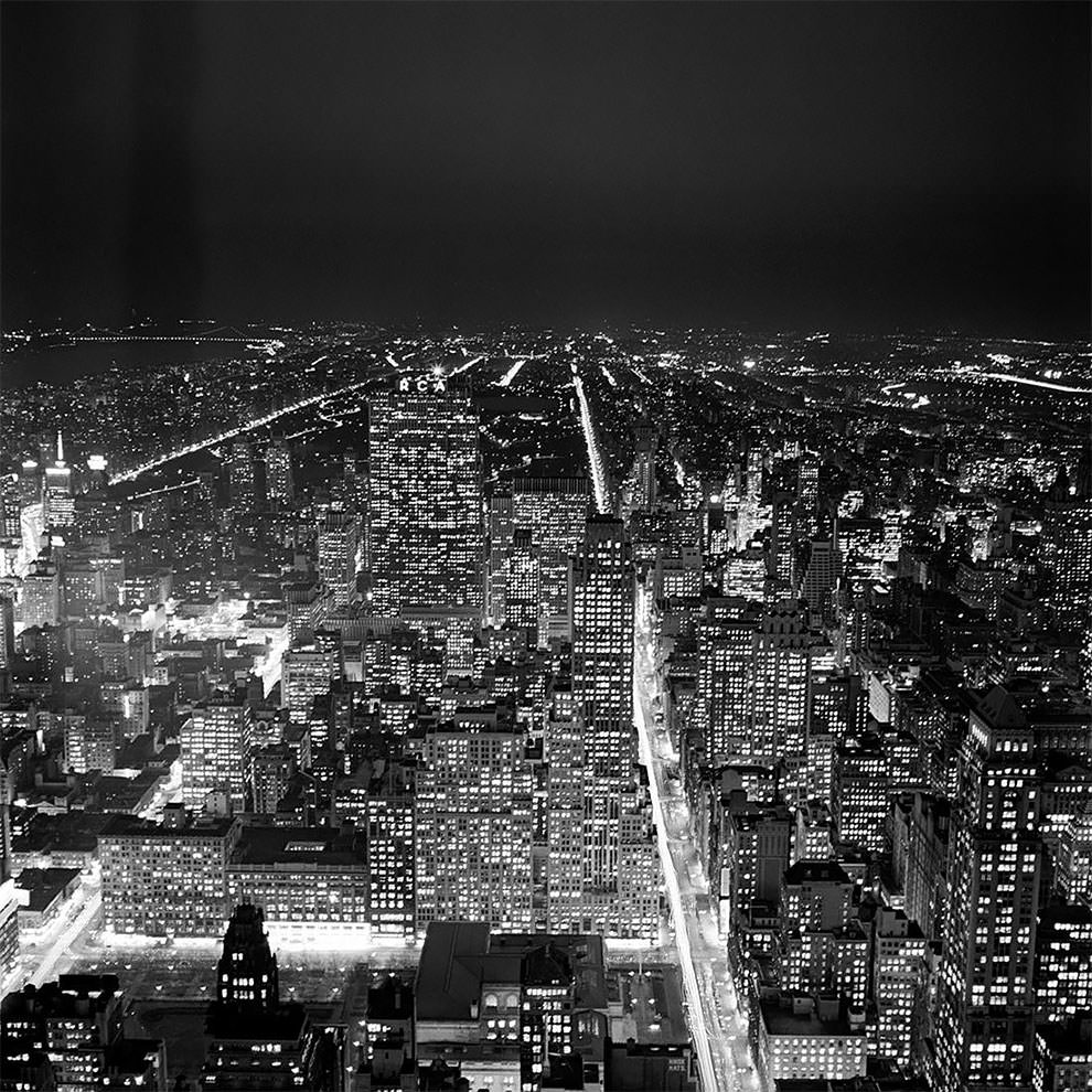 Vivian Maier's 1950s New York: Capturing the City in Motion Through Her Timeless Photography