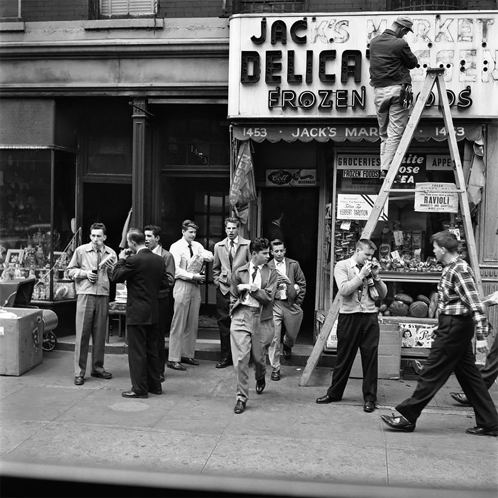 Vivian Maier's 1950s New York: Capturing the City in Motion Through Her Timeless Photography