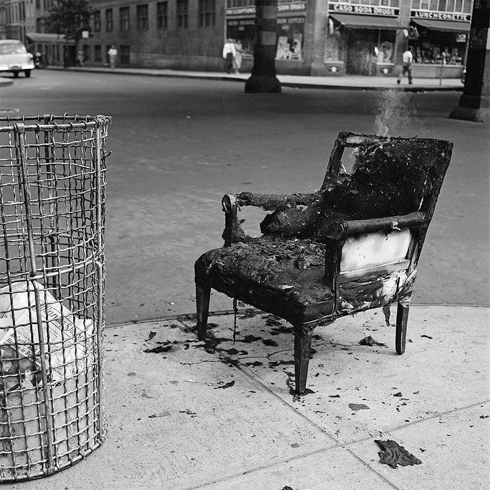 Vivian Maier's 1950s New York: Capturing the City in Motion Through Her Timeless Photography