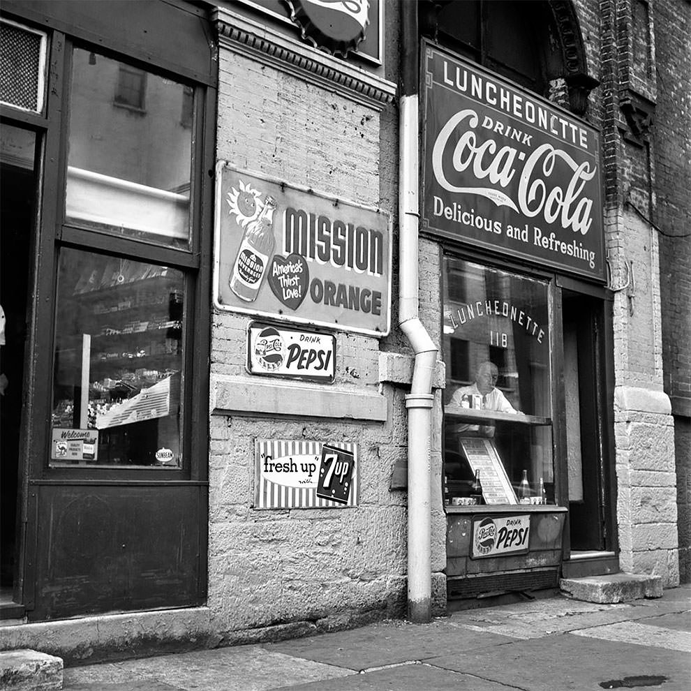 Vivian Maier's 1950s New York: Capturing the City in Motion Through Her Timeless Photography