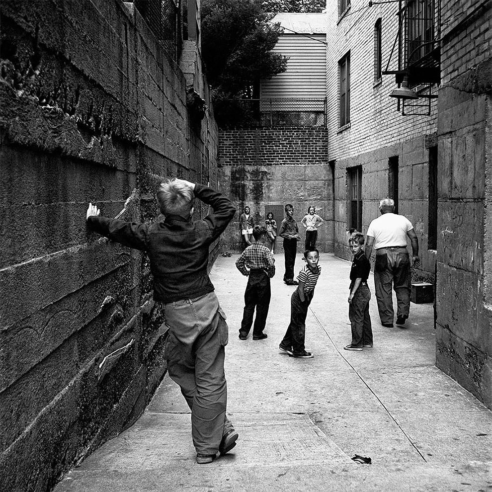 Vivian Maier's 1950s New York: Capturing the City in Motion Through Her Timeless Photography