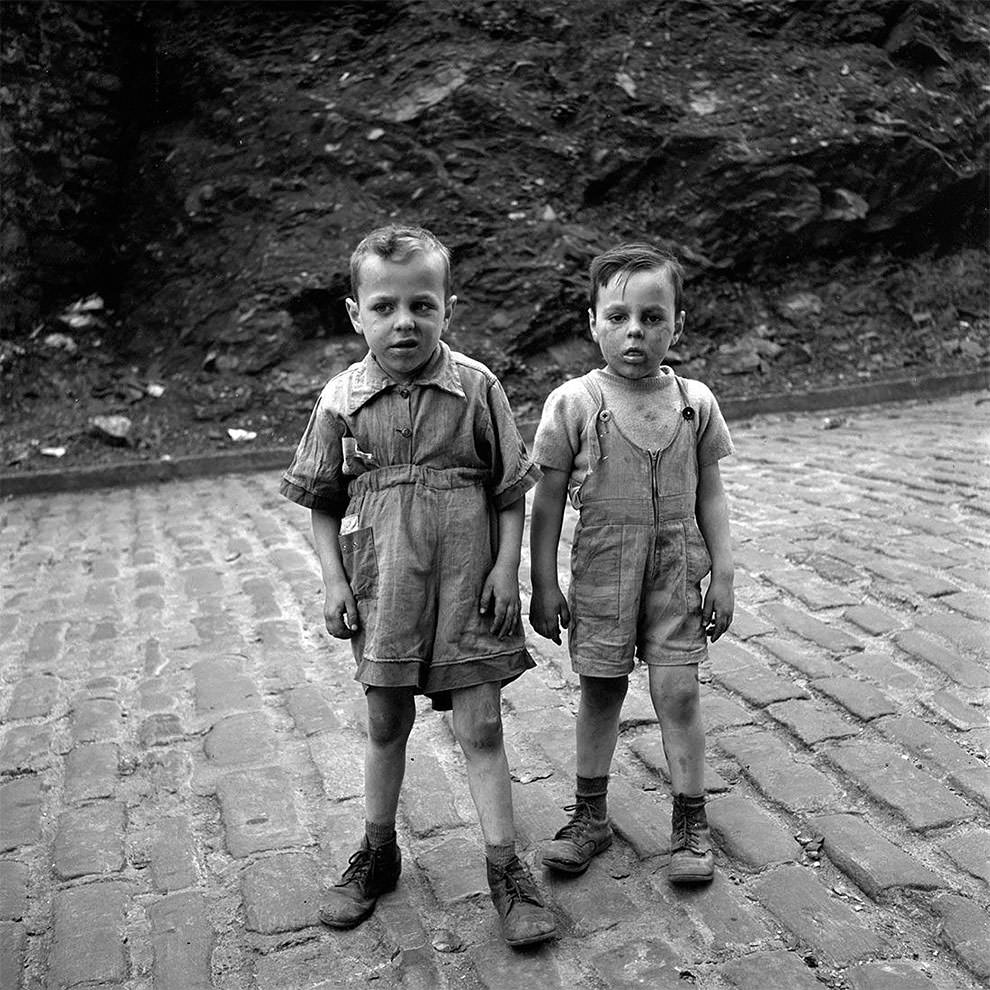 Vivian Maier's 1950s New York: Capturing the City in Motion Through Her Timeless Photography