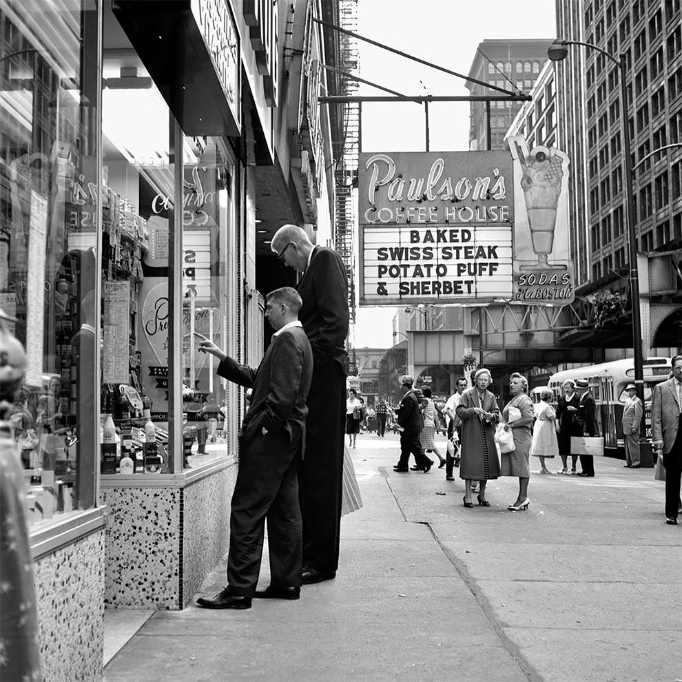 Vivian Maier's 1950s New York: Capturing the City in Motion Through Her Timeless Photography