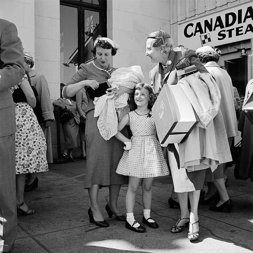 Vivian Maier's 1950s New York: Capturing the City in Motion Through Her Timeless Photography