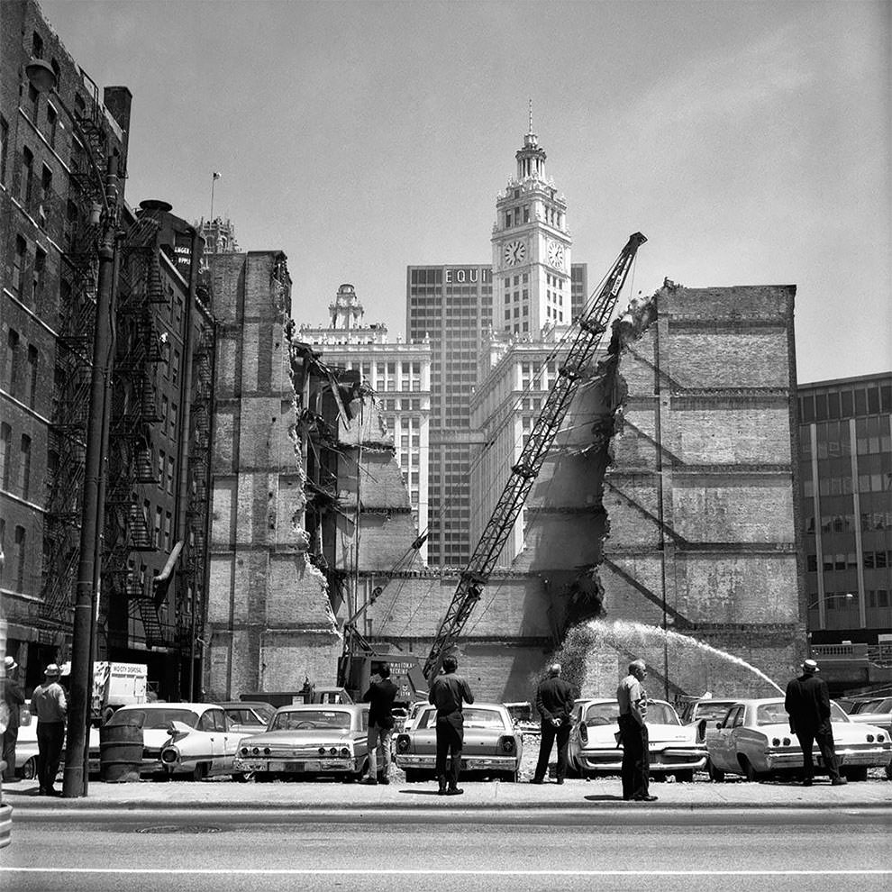 Vivian Maier's 1950s New York: Capturing the City in Motion Through Her Timeless Photography
