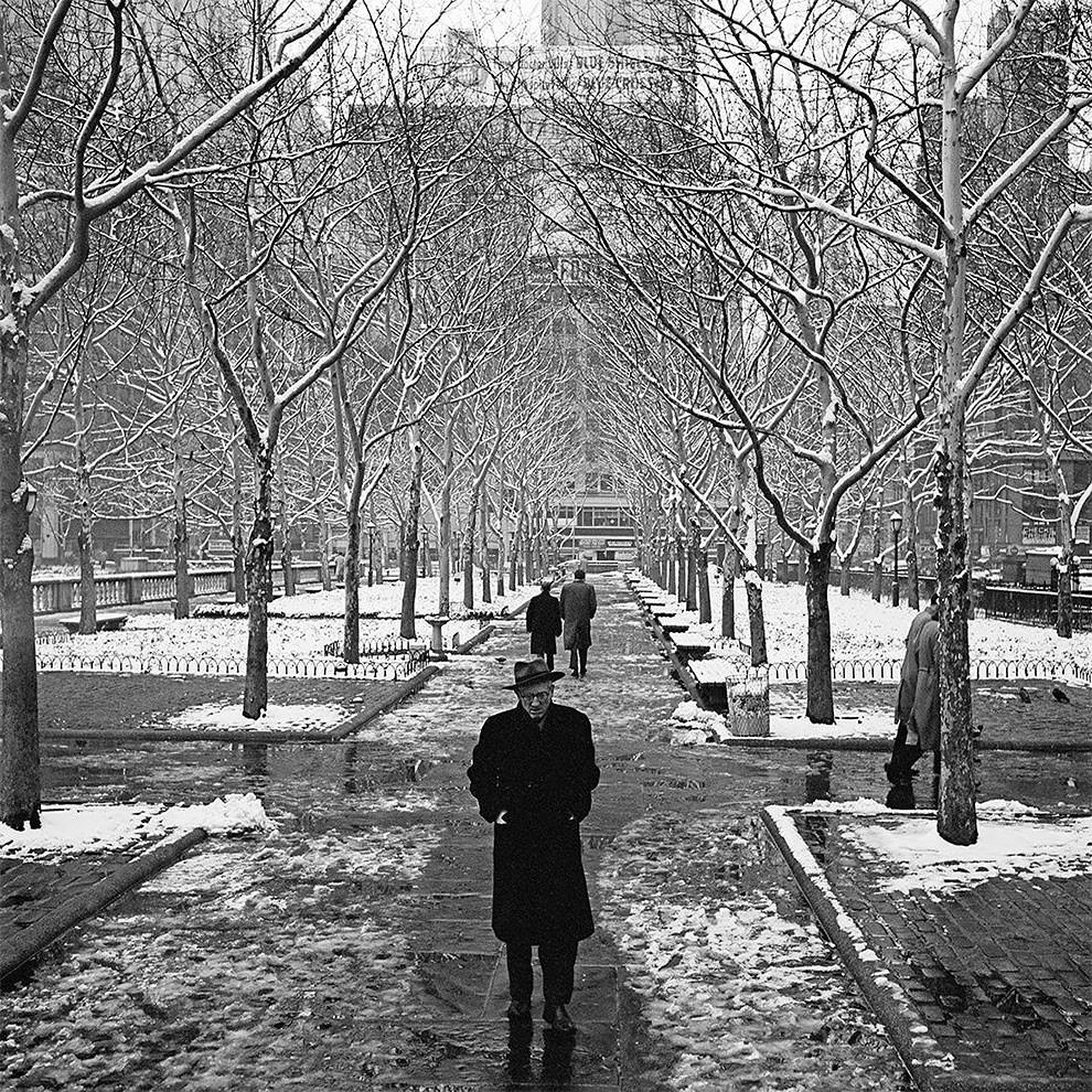 Vivian Maier's 1950s New York: Capturing the City in Motion Through Her Timeless Photography